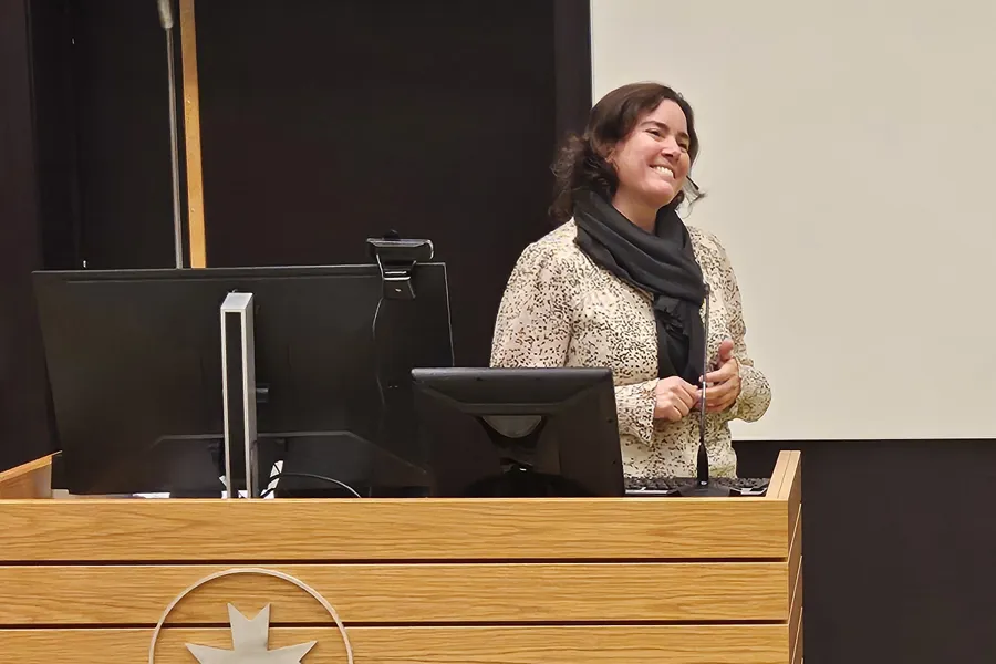 En kvinne som står på et podium