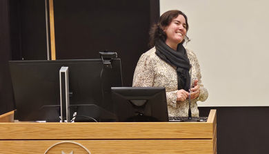 En kvinne som står på et podium