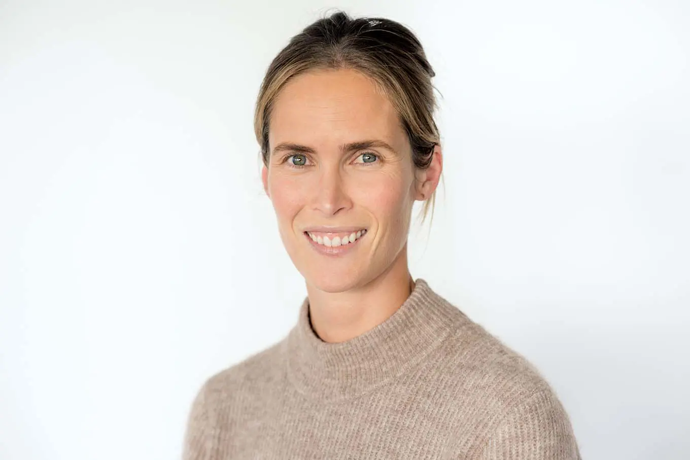 En mann som smiler til kameraet