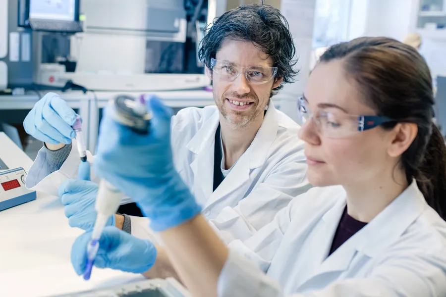 Foto av to personer i et laboratorium