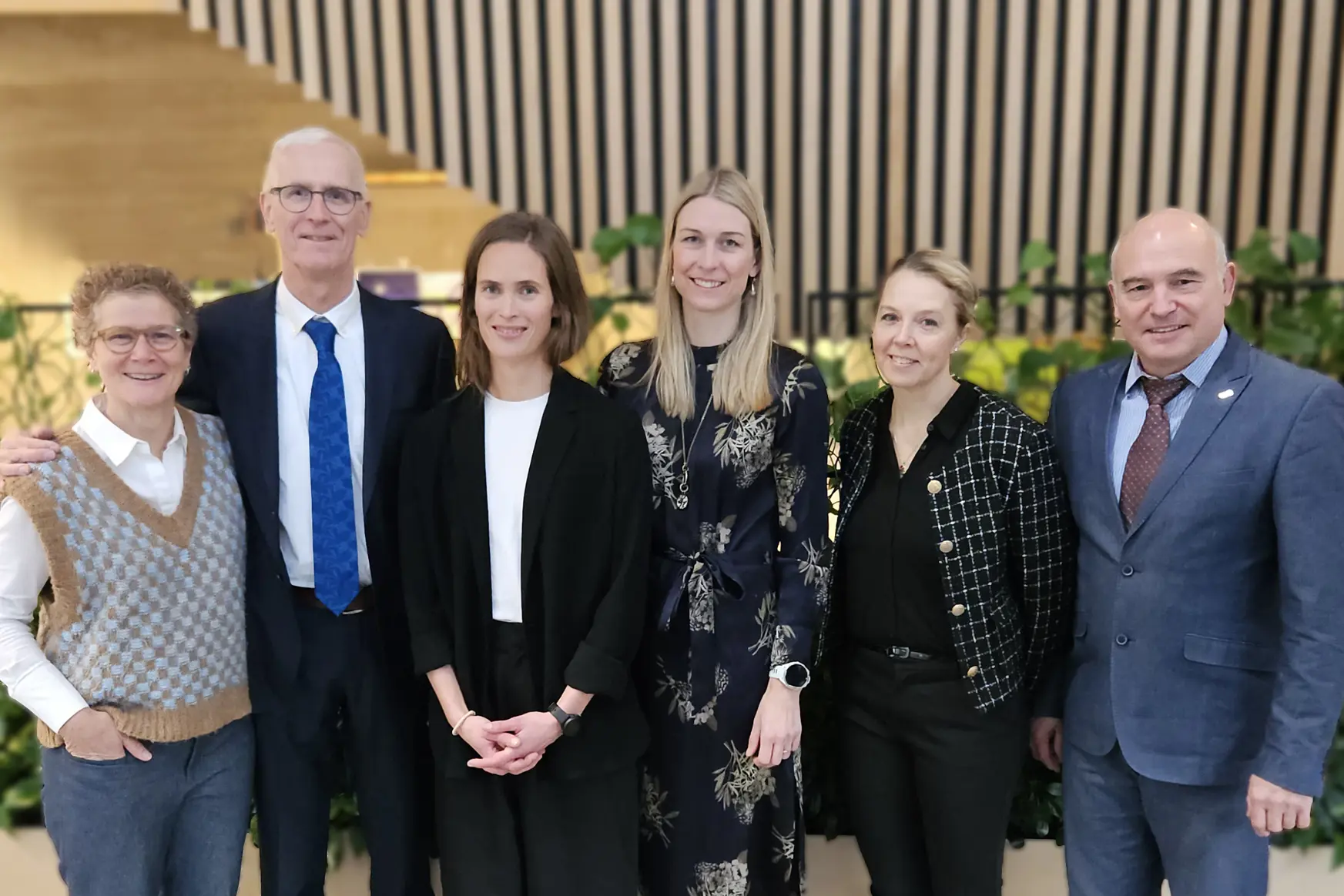 En gruppe mennesker som poserer for et bilde