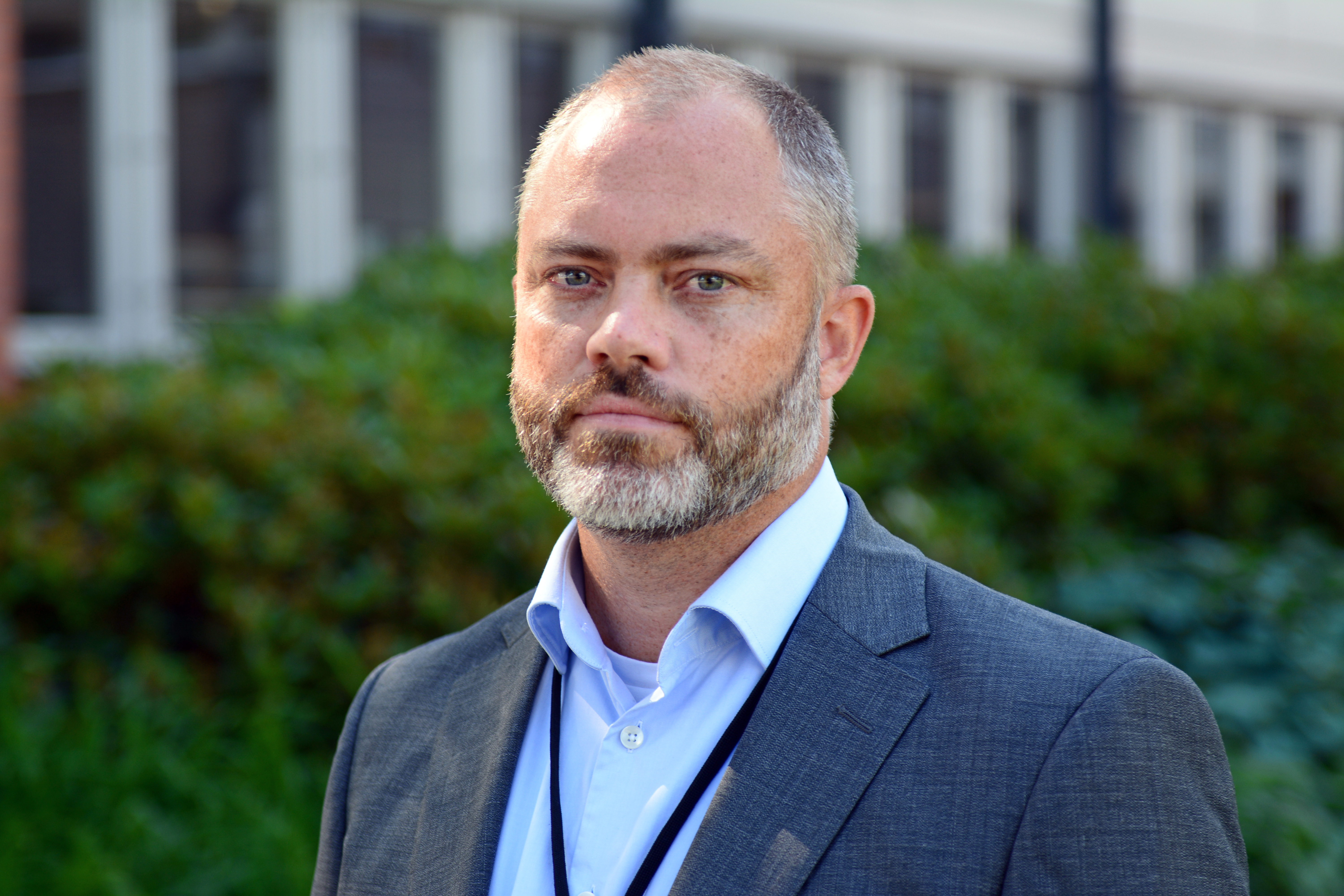 Mann med skjegg kledd i dress.