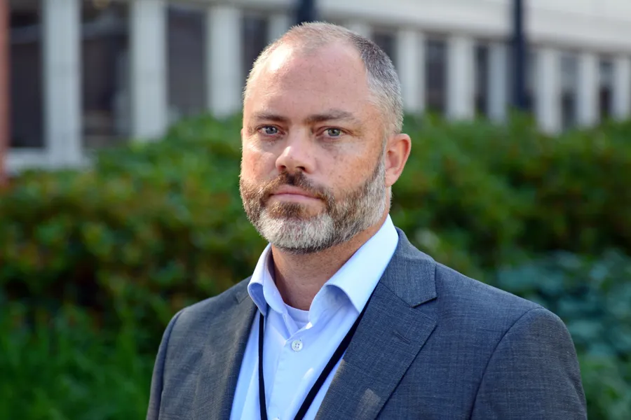 Mann med skjegg kledd i dress.