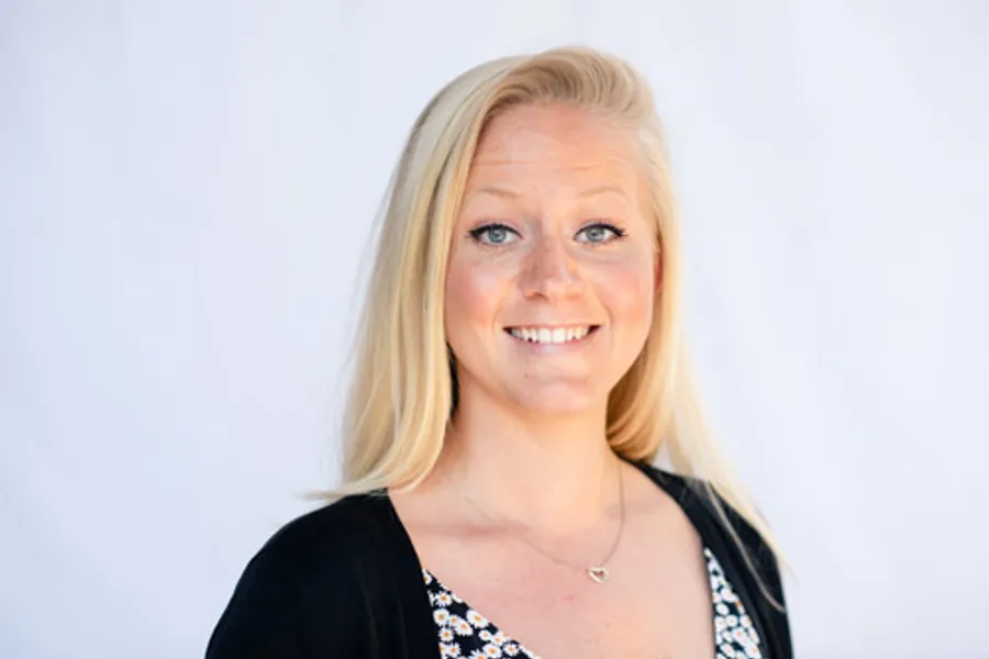 En kvinne med blondt hår