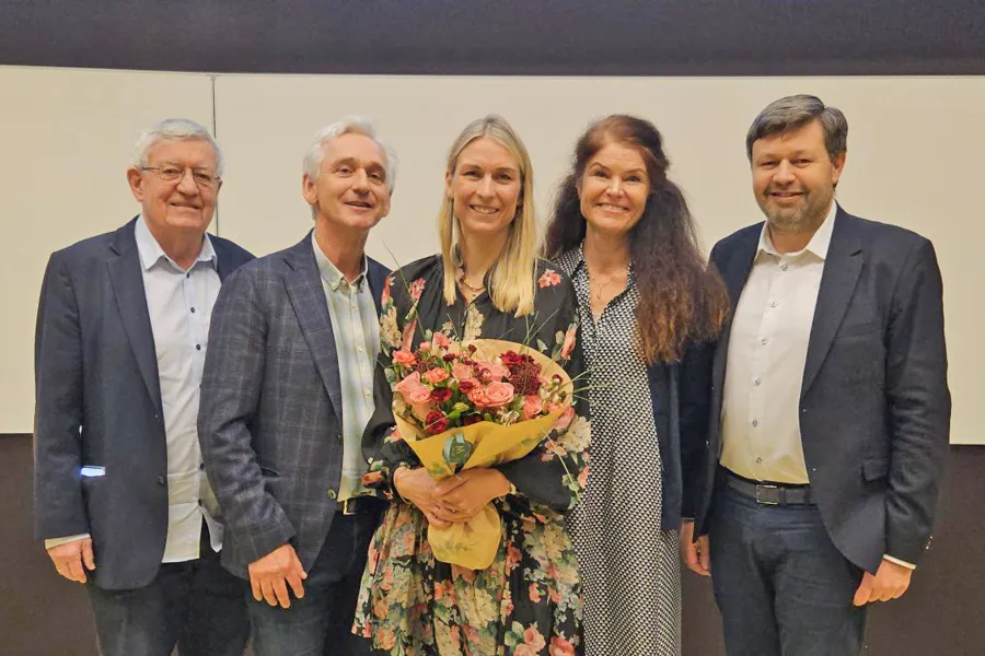 En gruppe mennesker som poserer for et bilde