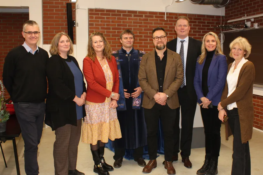 En gruppe mennesker som poserer for et bilde