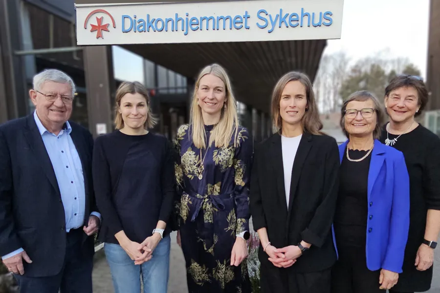 En gruppe mennesker som poserer for et bilde