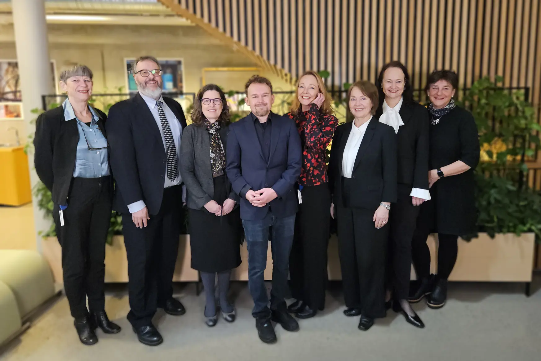 En gruppe mennesker som poserer for et bilde