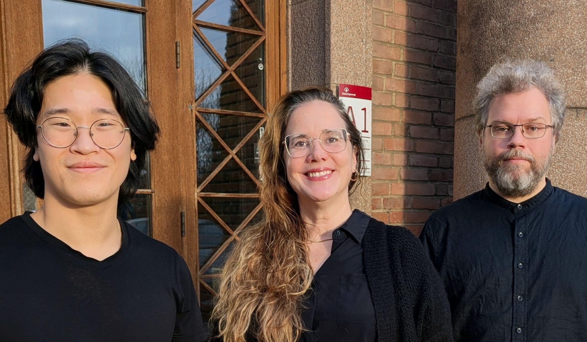 En gruppe mennesker som poserer for et bilde