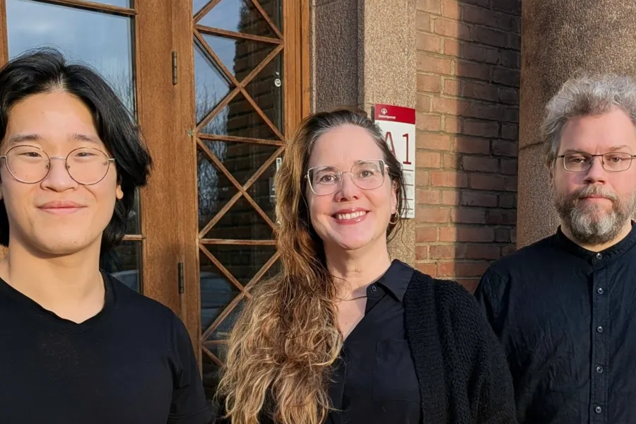 En gruppe mennesker som poserer for et bilde