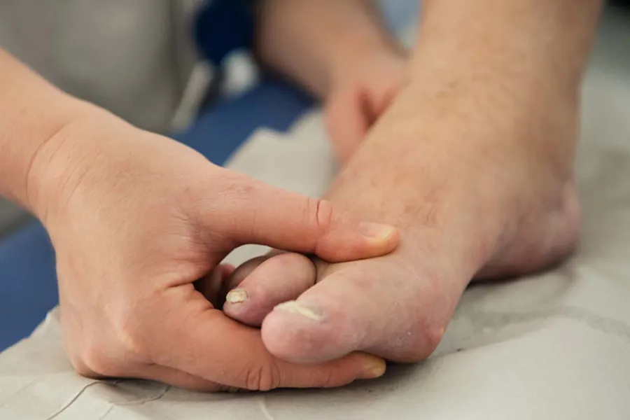 Et nærbilde av en persons fot