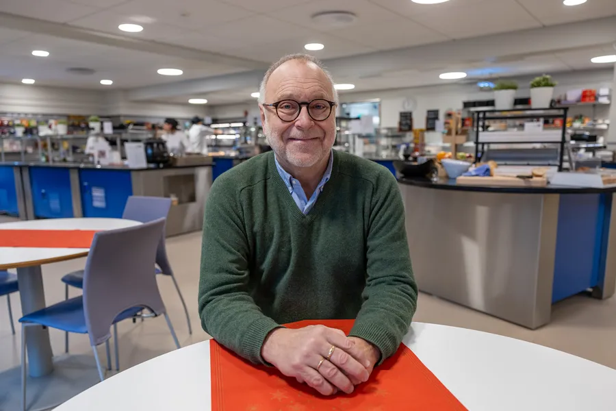 En mann som sitter ved et bord