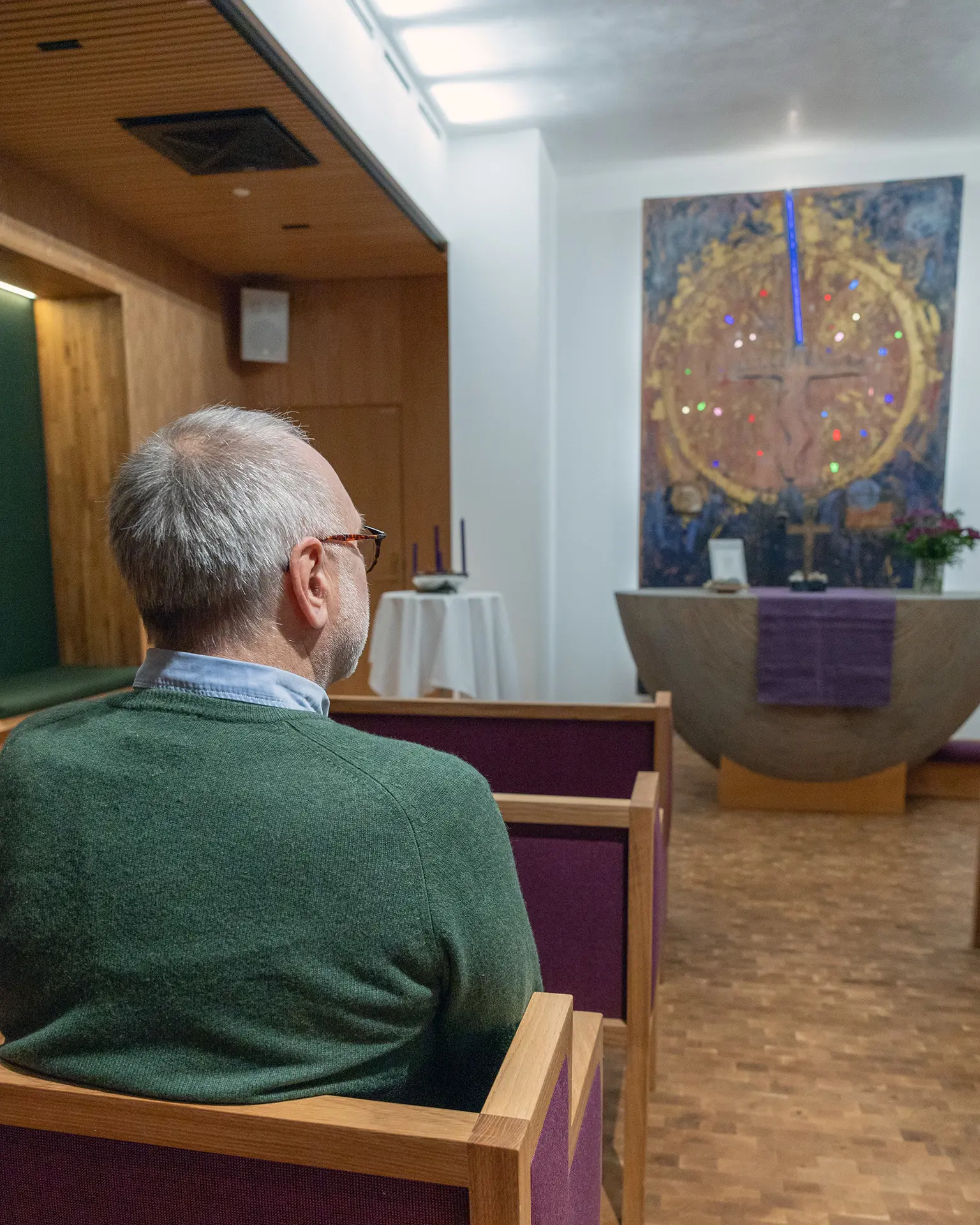 En person som sitter i en stol