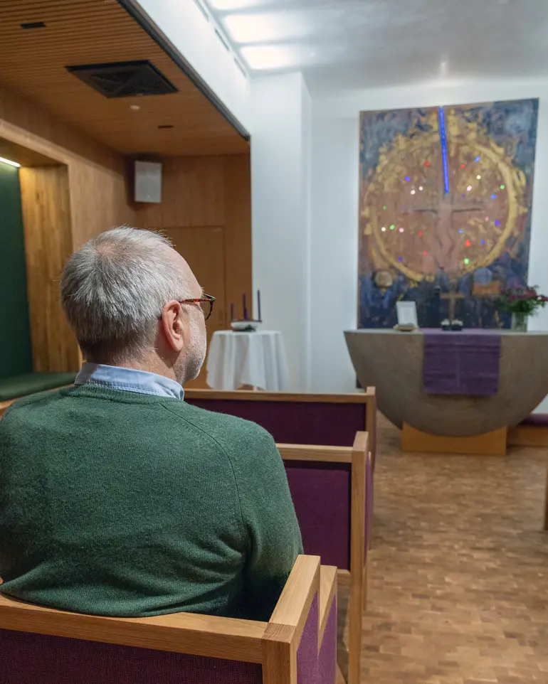 En person som sitter i en stol