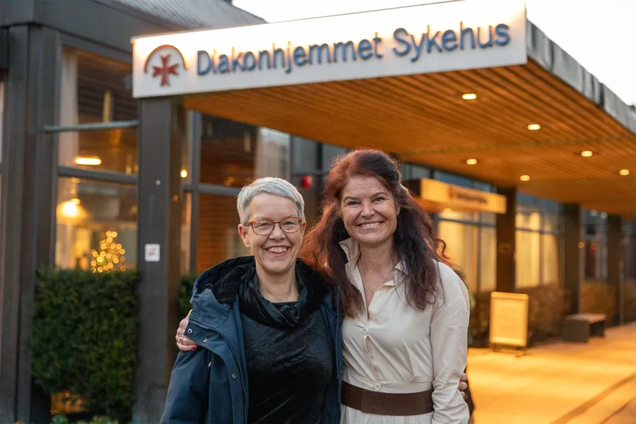 Et par kvinner som smiler