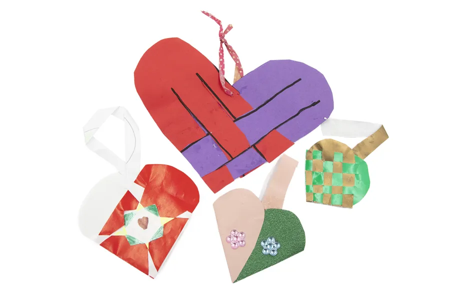 En gruppe fargerike vesker